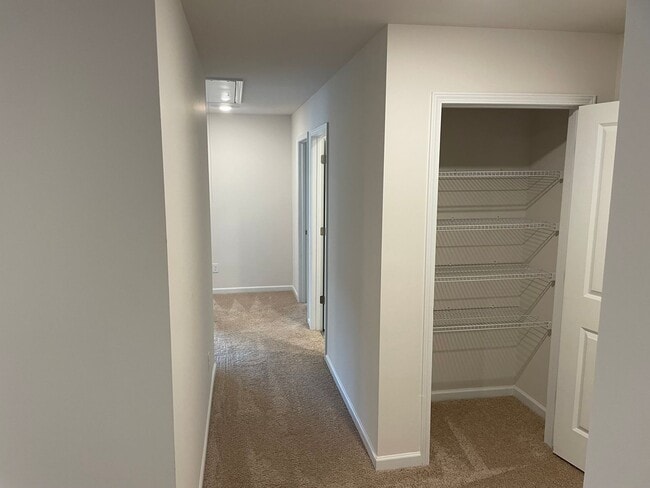 Building Photo - Fantastic FIVE Bedroom THREE FULL baths Ho...