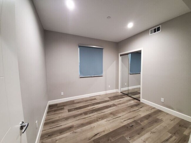 Building Photo - 4 bed 3 bath condo unit