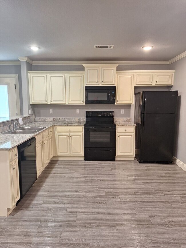 Building Photo - 3 bedroom Duplex