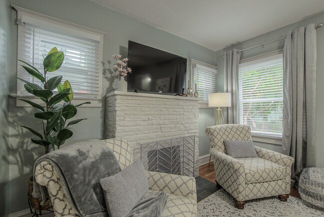 Building Photo - 1145 W 41st Terrace