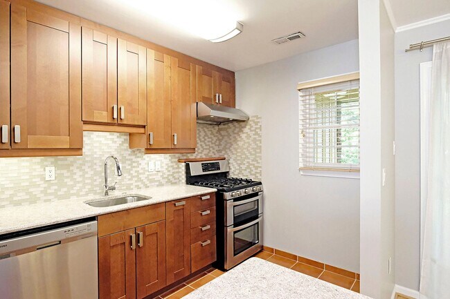 Building Photo - Beautifully Updated & Move-in Ready Hessian Hills Condo
