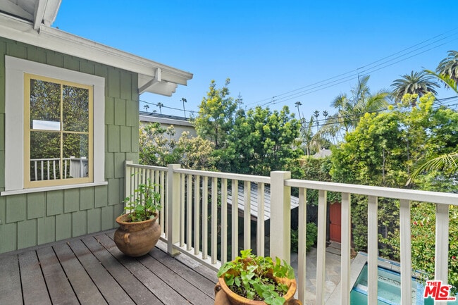 Building Photo - 813 Crestmoore Pl