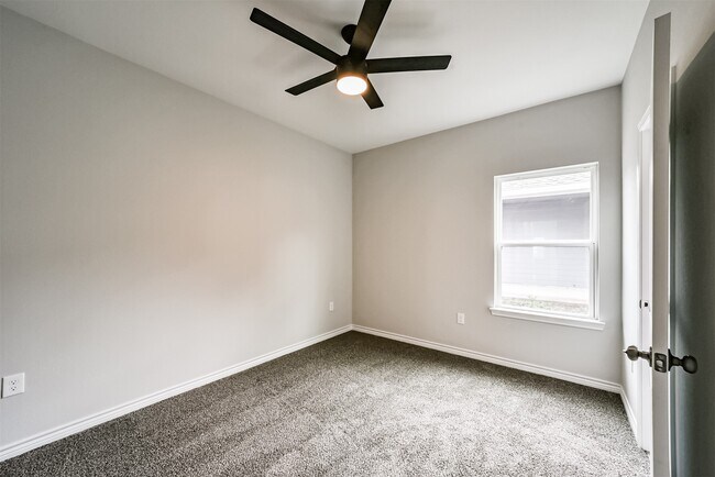 Building Photo - 16613 E Lynbrook