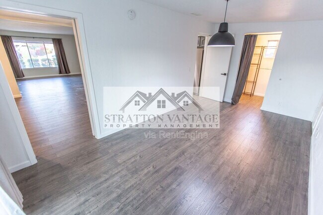 Building Photo - 111 E Manhatton Dr