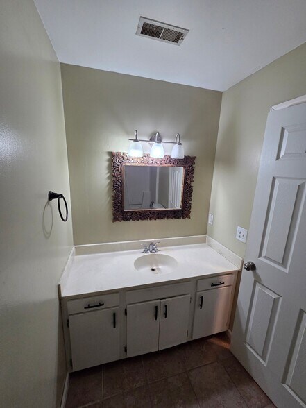 Building Photo - 1611 Lyndhurst Dr
