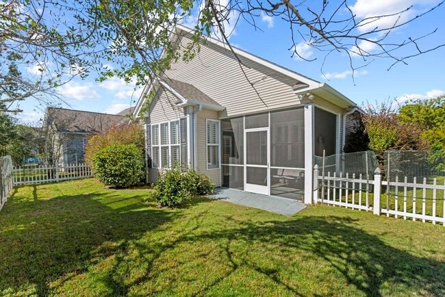 Building Photo - Hampstead Cutie! Backs up to Golf Course!