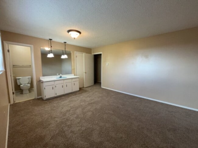 Building Photo - Charming multi-story duplex unit, nestled ...