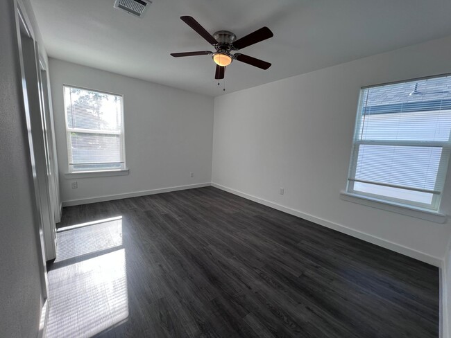 Building Photo - Updated 3-Bedroom Townhome for Rent in Eas...
