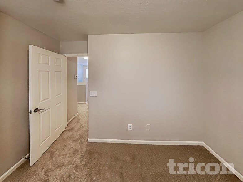 Building Photo - 999 E Stardust Way