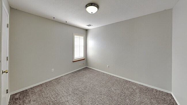 Building Photo - Very Nice 3 Bedroom 2 Bath Home in Yukon Schools