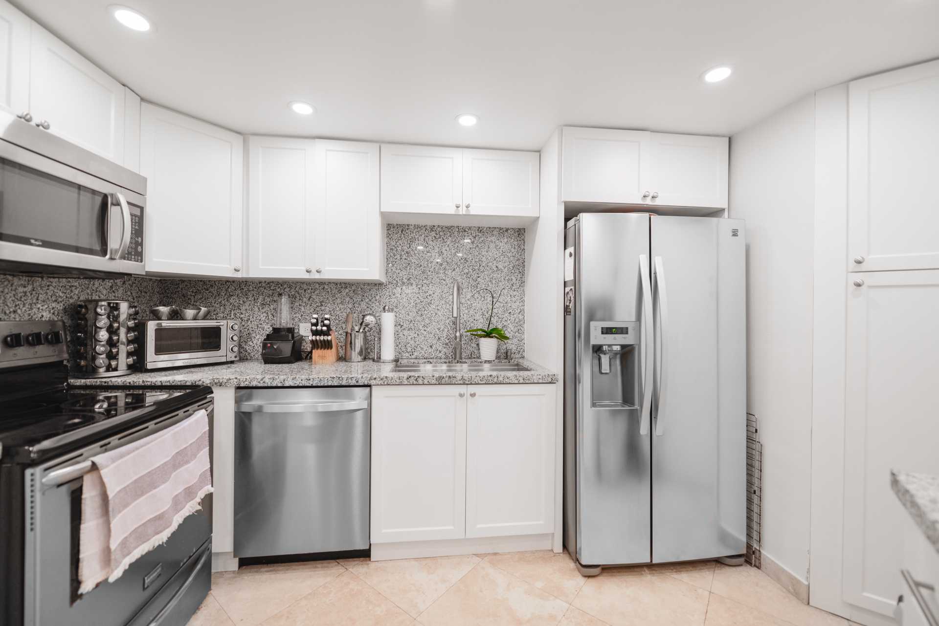 Building Photo - 905 Brickell Bay Dr