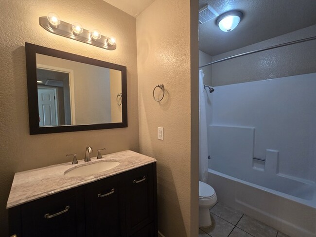 Building Photo - Beautiful 2 bedroom 2 bathroom condo in Or...