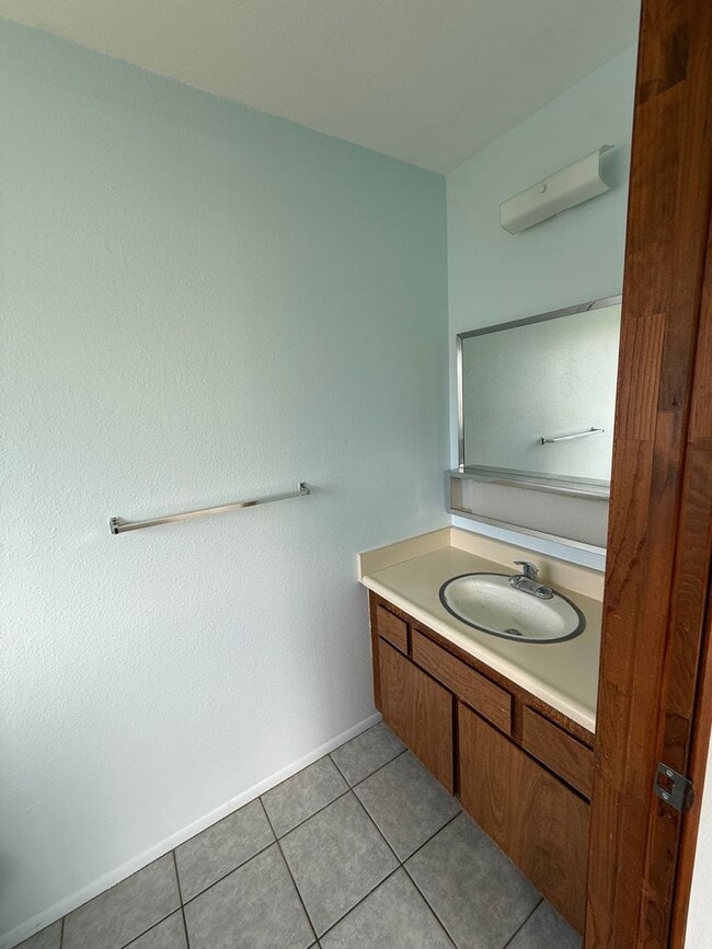 Building Photo - Kekaha 3 bed 1.5 bath single-family home