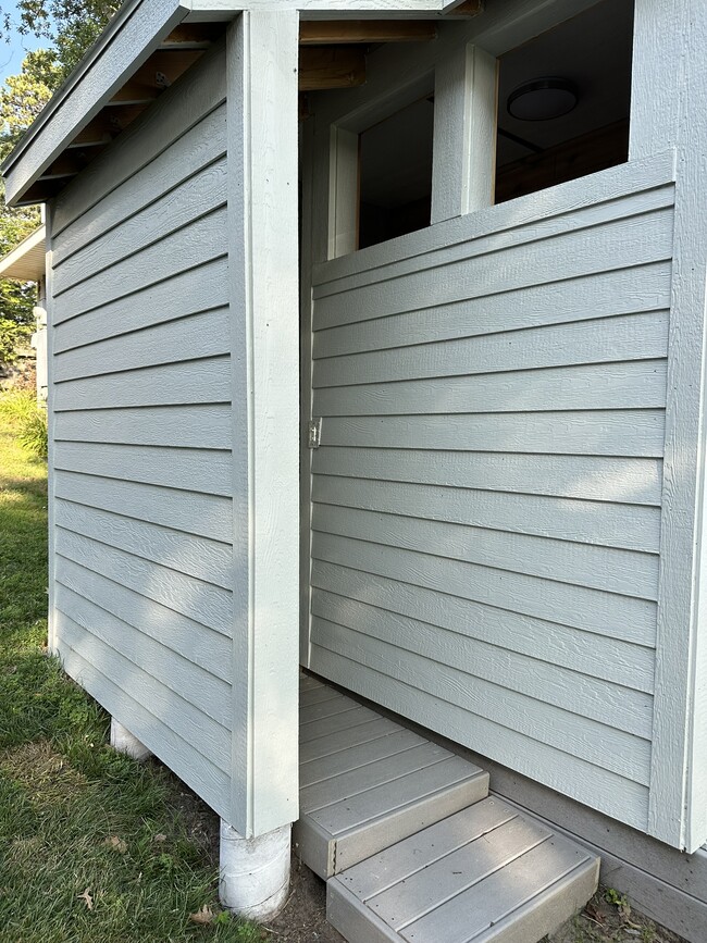 Building Photo - 5515 Lakeview Dr