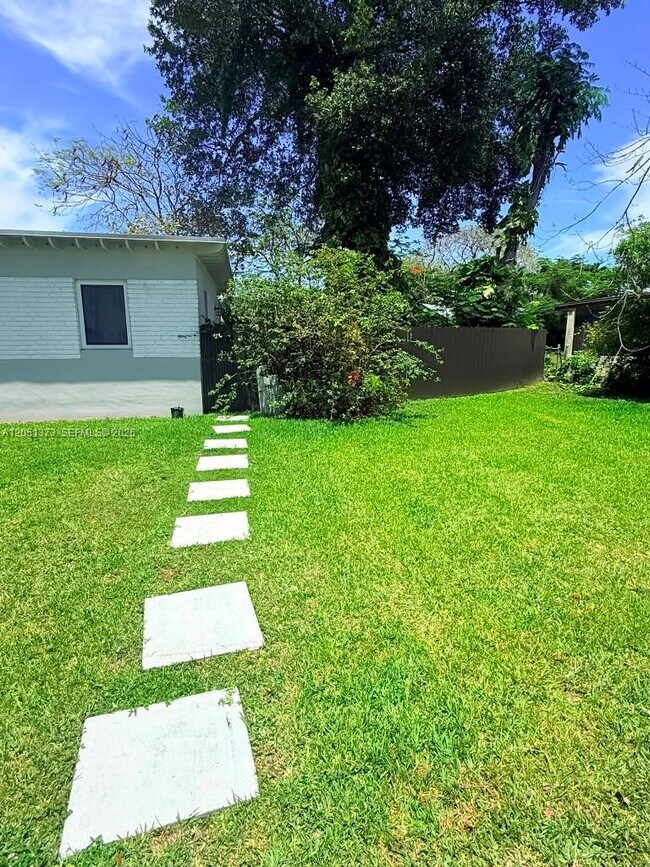 Building Photo - 201 Flagler Dr
