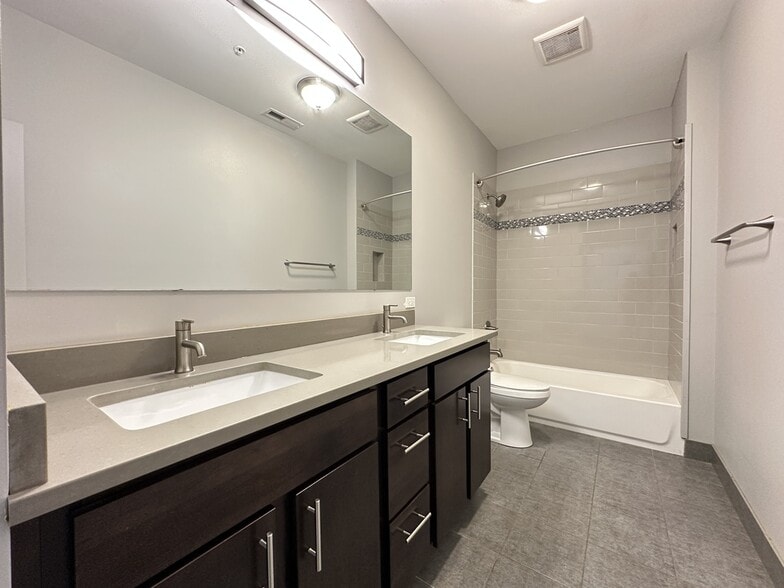 Building Photo - 1426 W 21st St