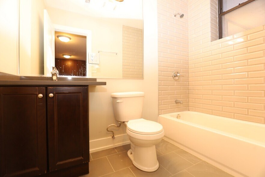 Building Photo - 555 W Arlington Pl