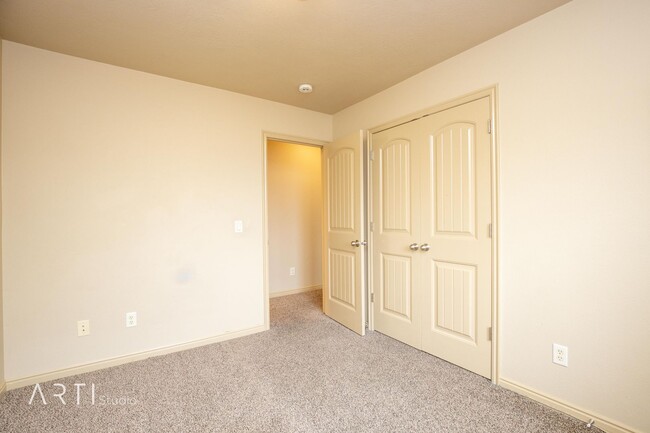 Building Photo - 3 Bedroom 2.5 Bathroom In  Sun View Townhomes