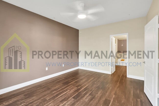 Building Photo - Spacious 2 (or 3!) Bed Condo in Gated Community