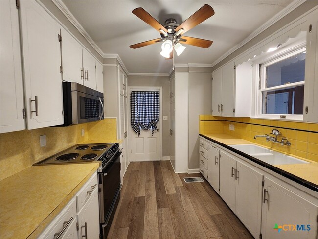 Building Photo - 564 Laurel Ln