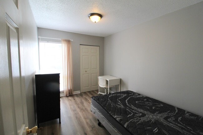 Building Photo - 1337 Bradley Dr