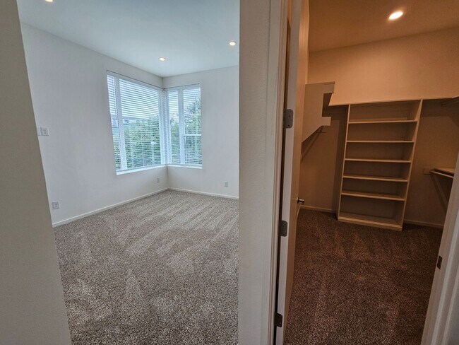 Building Photo - Minutes from Downtown, Uptown, Henderson, ...