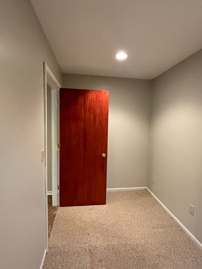Building Photo - Spacious Home in Gaylord