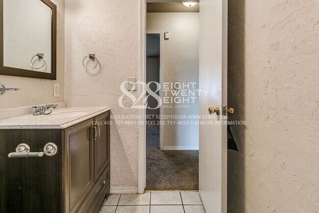 Building Photo - 3 Bedroom/1 Bath Single Family Home Just M...