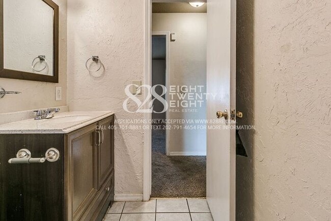 Building Photo - AVAILABLE NOW! 3 Bedroom/1 Bath Single Fam...