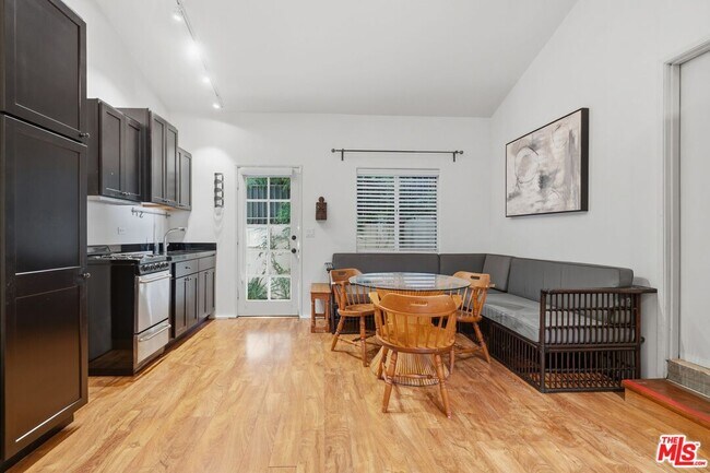 Building Photo - 510 Toyopa Dr