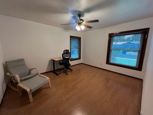 Building Photo - 1318 Broadmoor Dr