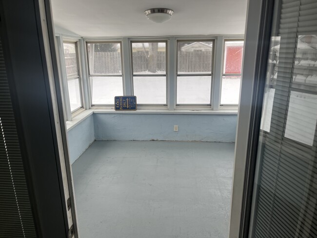 Building Photo - 909 E Maywood Ave