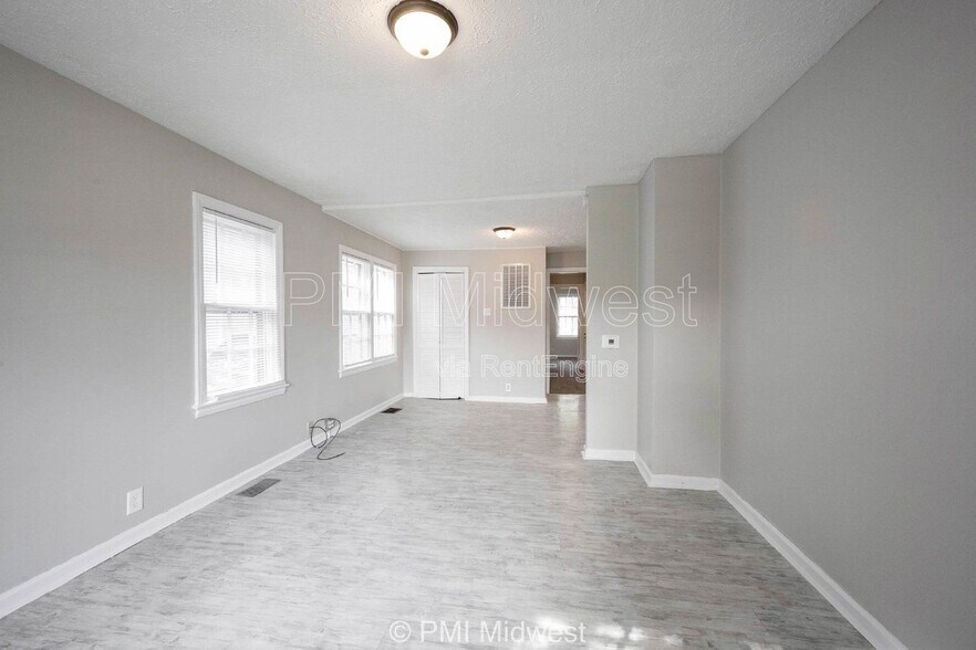 Building Photo - 270 S Lasalle St