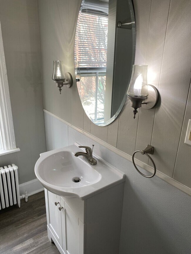 Building Photo - 612 E Chestnut St