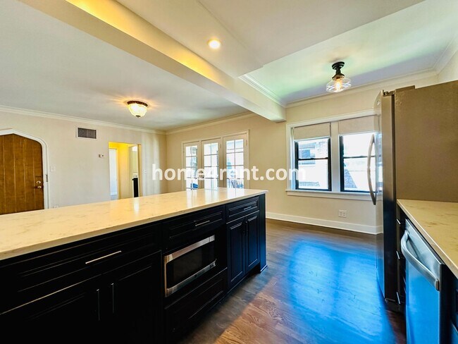 Building Photo - Luxury Condo Living Near the Country Club Plaza!