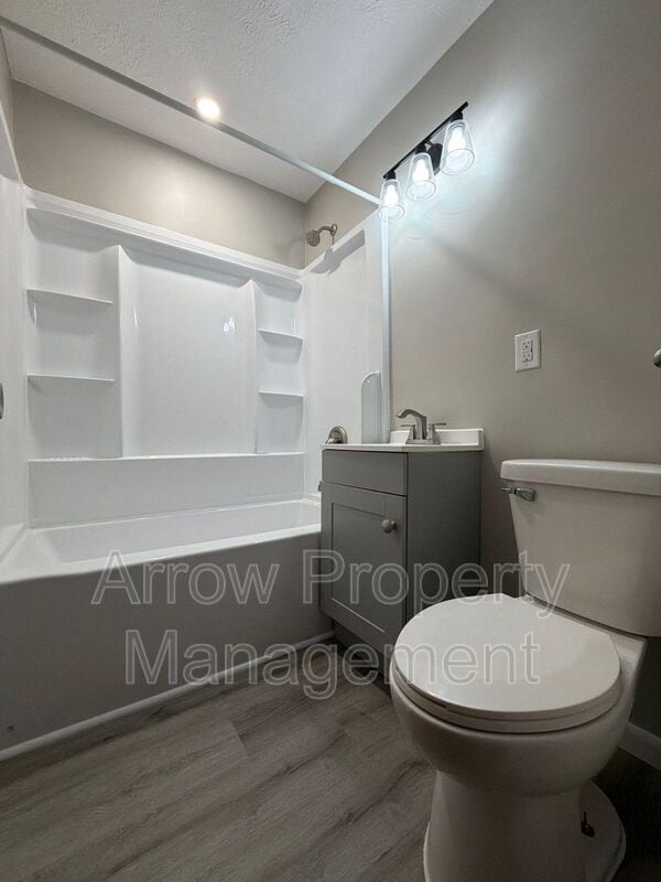 Building Photo - 2122 N 32nd St