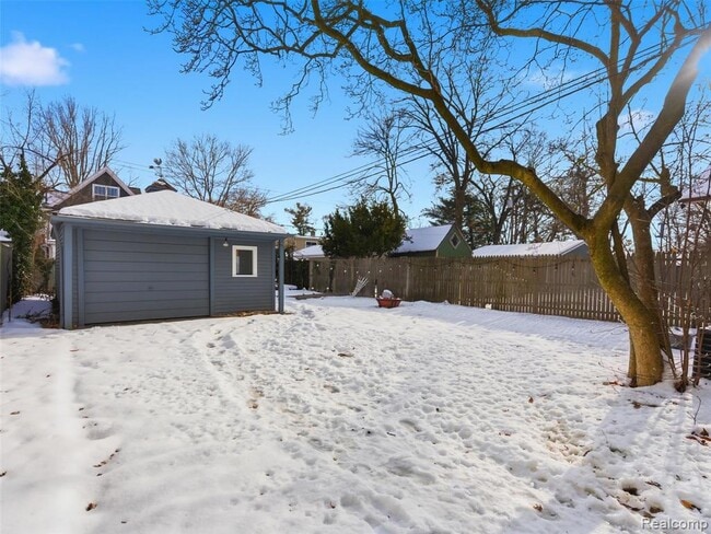 Building Photo - 922 N Maple Ave