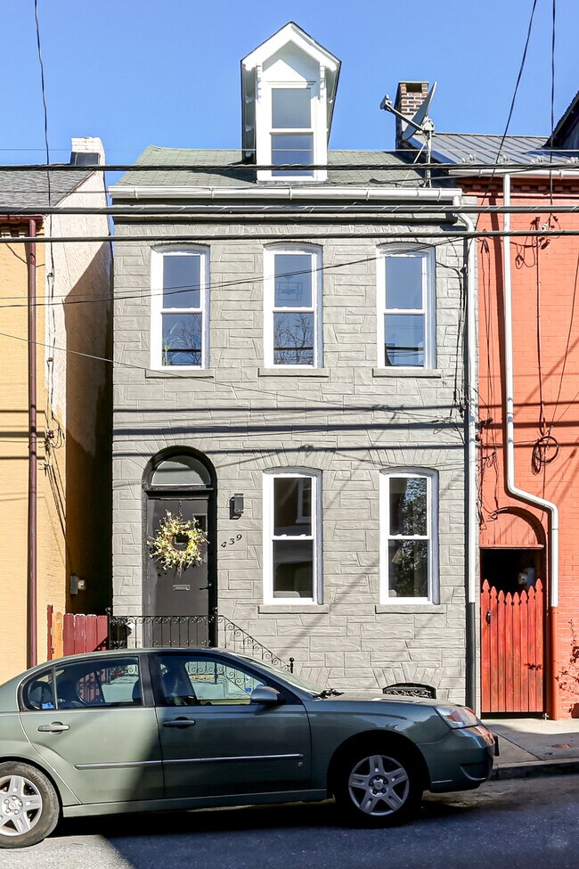 Primary Photo - 439 W Vine St