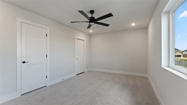 Building Photo - 930 Moksha St