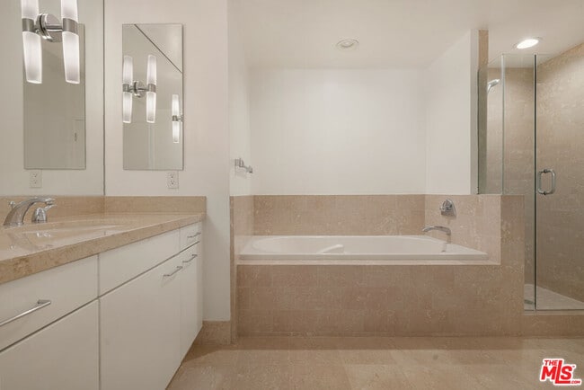 Building Photo - 13600 Marina Pointe Dr