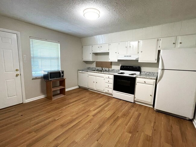 Primary Photo - Quaint 2 bedroom 1 bath apartment on quiet...