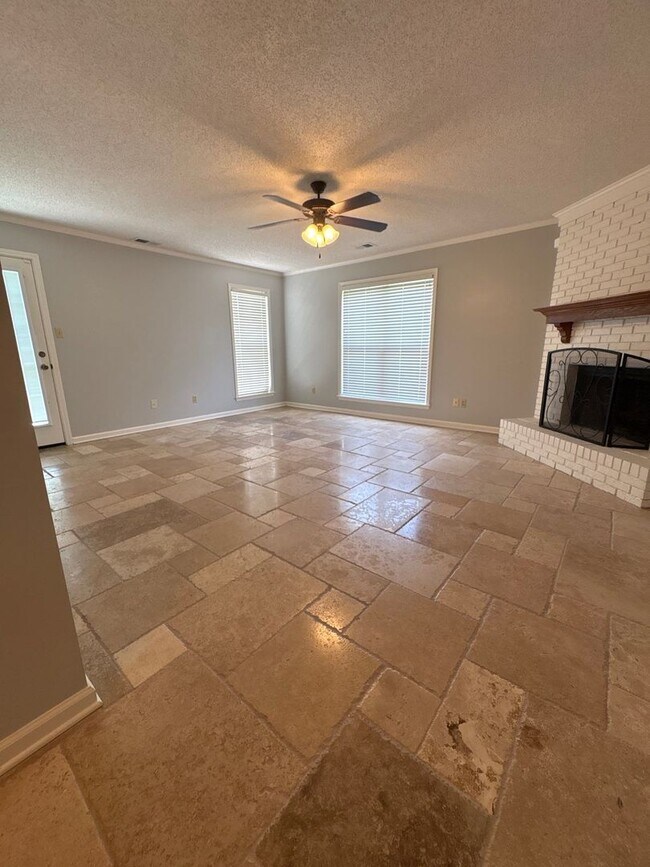 Building Photo - Beautiful 3 Bedroom 2 full bathroom home in Collierville