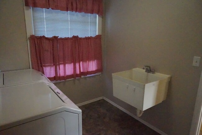 Building Photo - Large lot with room for a garden