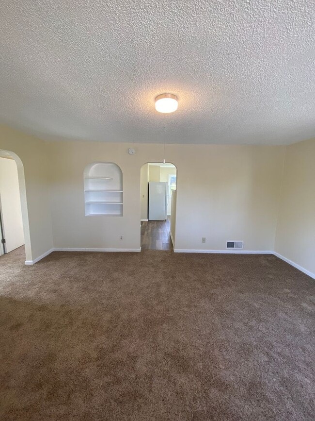 Building Photo - Charming 2 Bedroom 1 bath House! Large Bac...