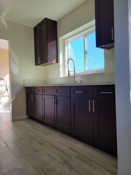 KITCHEN SINK / NEW CABINETS - 2416 Flower St