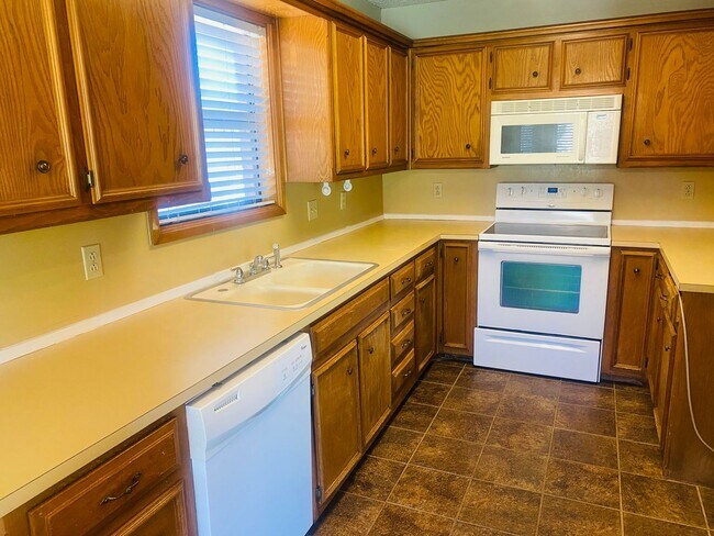 Building Photo - 3 bed 2 bath 2 car garage! Self Showing