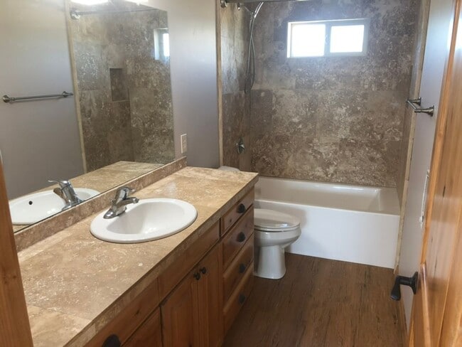 Building Photo - 3 Bedroom Home With Garage - Victor