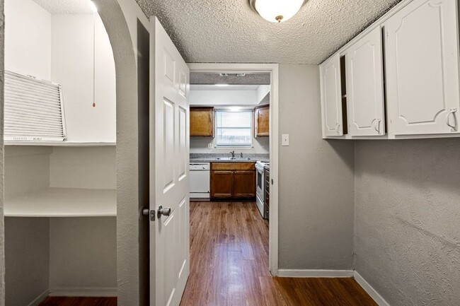 Building Photo - SPACIOUS UPDATED TOWNHOME - 1440SF