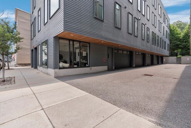 Building Photo - 537 E 1st St