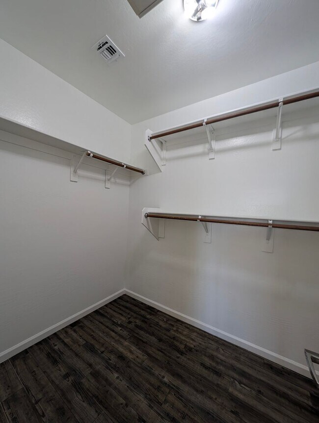 Building Photo - BEAUTIFUL EXECUTIVE STYLE home w/ entertai...